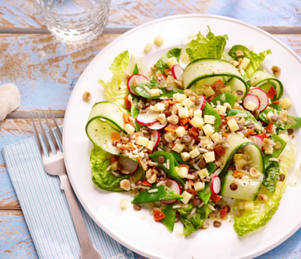 Rijst-linzensalade met peultjes en hazelnoten