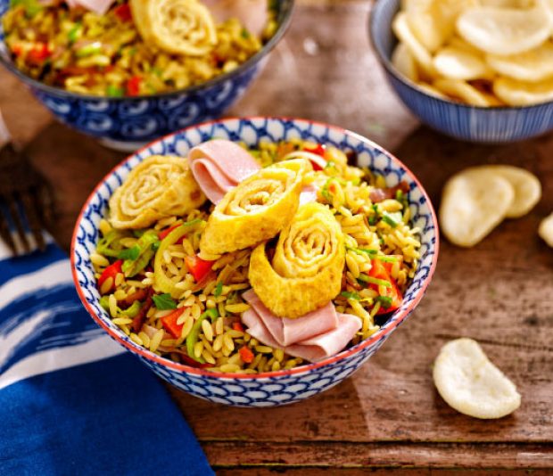 Nasi goreng met omelet