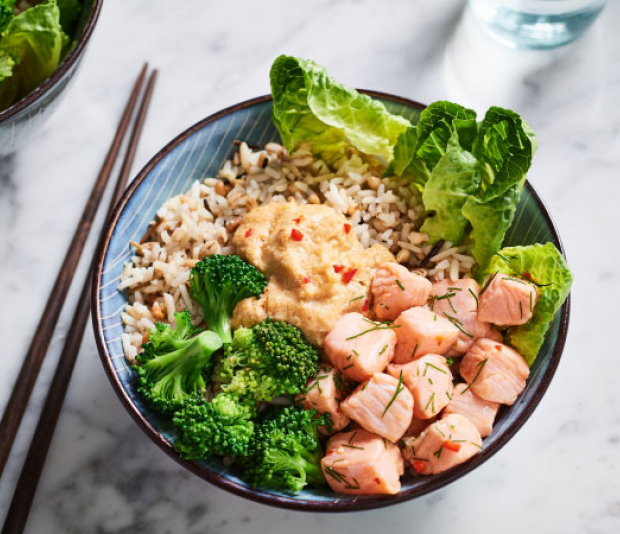 Poké bowl met pittige zalm en broccoli
