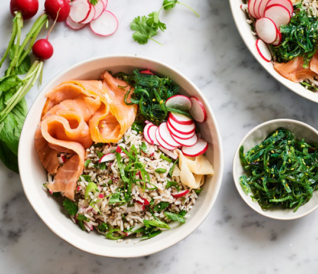 Japanse rijstsalade met zalm