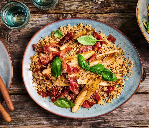 Voorgestoomde quinoa met gekarameliseerde witlof ham en gember