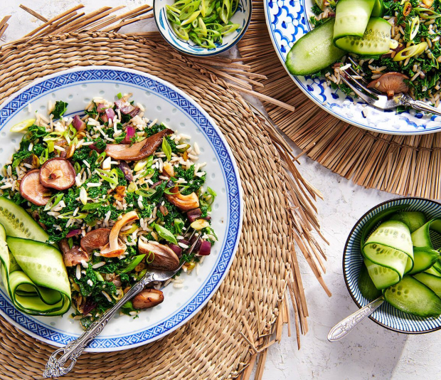 Miso-gebakken rijst met boerenkool en paddenstoelen