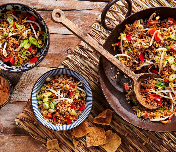Quinoa goreng met tempeh en pindadressing