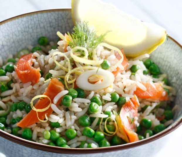 Snelle citroenrijst met zalm en doperwtjes