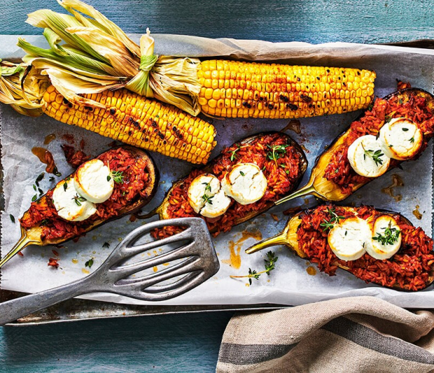 Gevulde aubergine met gerookte tomatenrijst, geitenkaas en tijm
