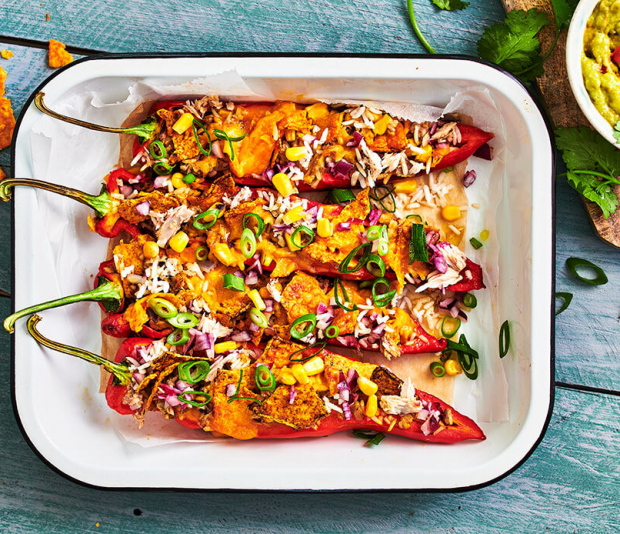 Gevulde Mexicaanse puntpaprika’s met rijst, tonijn en cheddarkaas