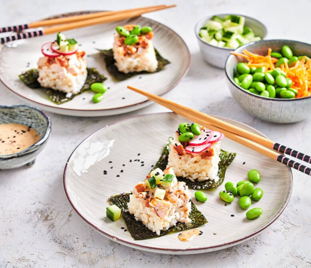 Traybake Poké met gerookte kip & sesamdressing