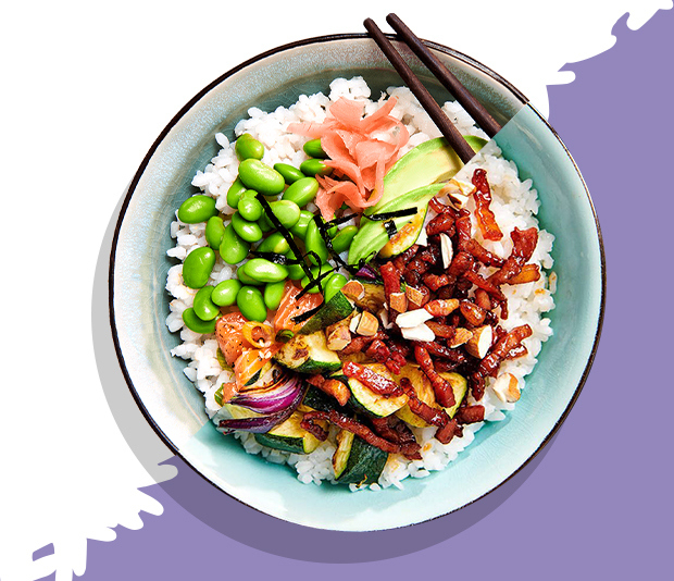 Poké bowl met honing-sojaspekjes,