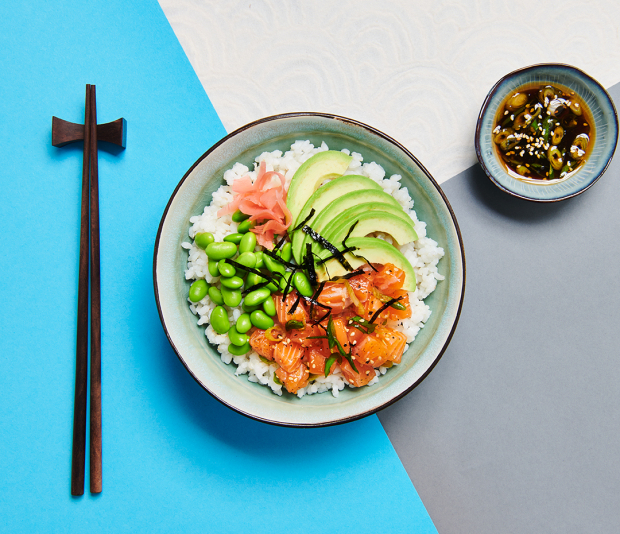 Japanse poké bowl met zalm en pickled ginger