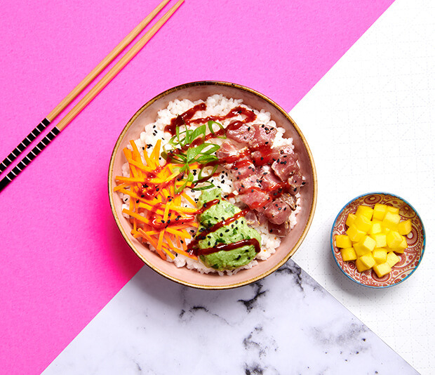 Spicy tuna poké bowl met avocado-limoendip