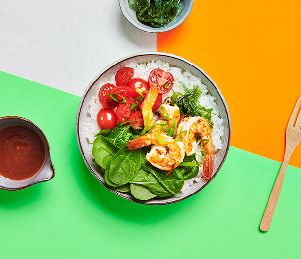 Poké bowl met knoflook-chiligarnalen en zeewiersalade