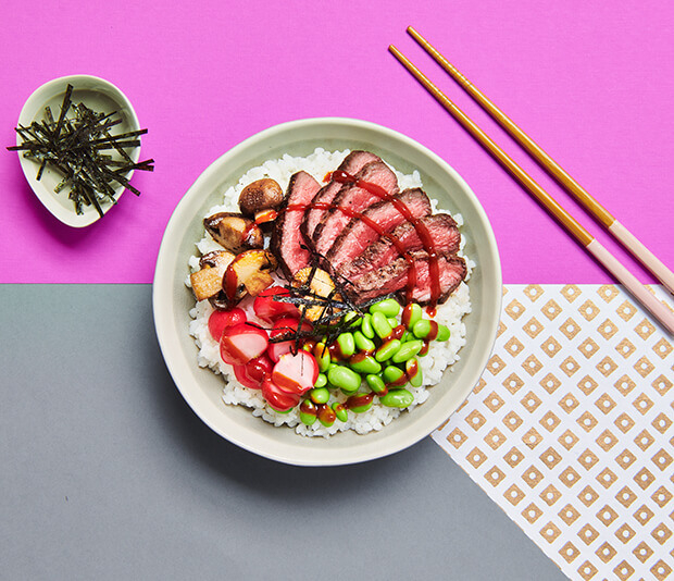Beef poké bowl met krokante nori en zoetzure radijs
