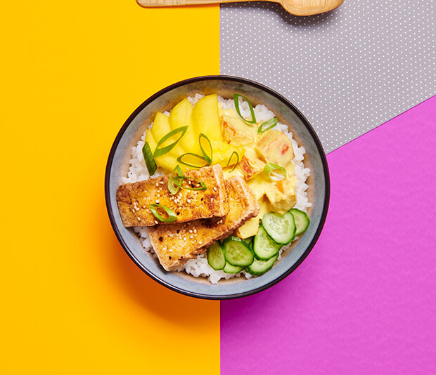 Pompoen poké bowl met kruidige tofu en mango