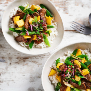 Bief met muntsalsa pandanrijst en sugarsnaps