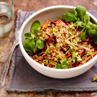 Salade van biet wortel en zilvervliesspeltmix