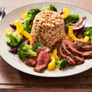 Biefstuk met broccoli en zilvervliesrijst, quinoa en granen