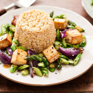 Zilvervliesrijst met groene asperges en tofu