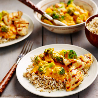 Broccolicurry met gegrilde kip