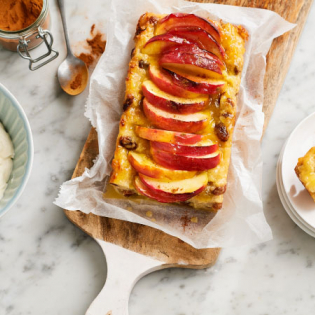 Rijstbodem met appel en rozijnen