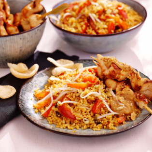 Nasi goreng met tomaat en kipsaté