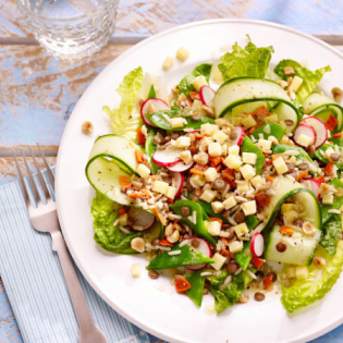 Rijst-linzensalade met peultjes en hazelnoten