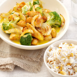 Snelle kipcurry met broccoli en amandelrijst