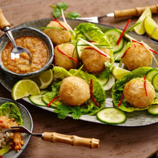 Krokante rijst-kokosballetjes met pindasaus