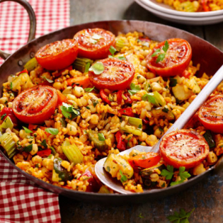 Groentepaella met gebakken tomaten