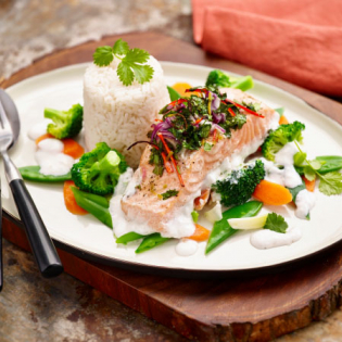 Kruidige zalm met gestoomde groenten