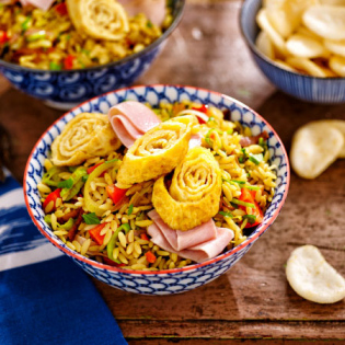 Nasi goreng met omelet