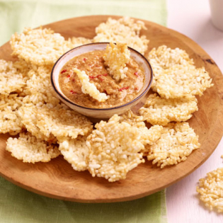 Thaise rijstcrackers met pindadip