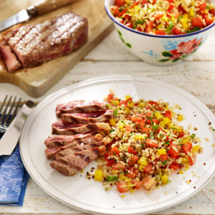 Entrecote van de barbecue met frisse rijstsalade