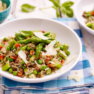 Rijst-linzenmix met doperwtjes en groene asperges