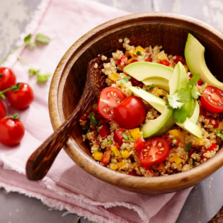 Quinoasalade met avocado en paprika
