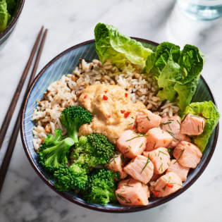 Poké bowl met pittige zalm en broccoli