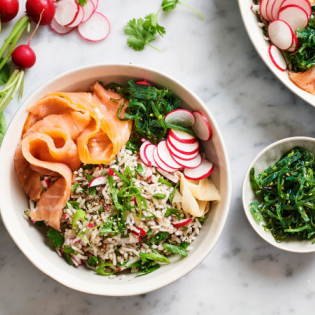 Japanse rijstsalade met zalm