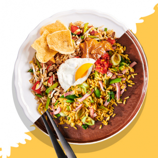 Simpele nasi goreng met ham en gebakken spiegelei