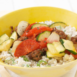 Turkse gehaktschotel met courgette, gort en muntyoghurt