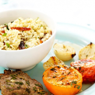 Lamskarbonades met geroosterde tomaat en dadelbulgur
