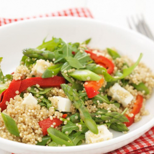 Quinoasalade met asperges, paprika en feta