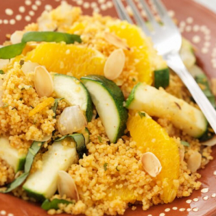 Marokkaanse couscous met courgette en sinaasappel