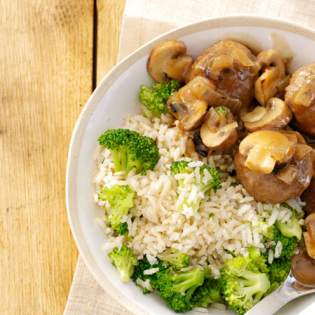 Gehaktballetjes in champignonsaus en broccolirijst