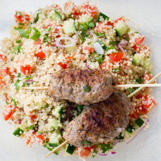 Mediterrane salade met quinoa en gerookte kip