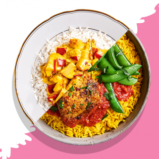 Gele rijst met rode kipcurry en sugar snaps