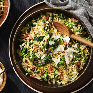 Italiaanse orzo-risotto met spekjes en mascarpone met spekjes en mascarpone