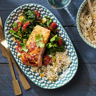 Gebakken harissa-zalm met notenrijst en spinazie