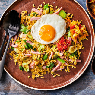 Simpele nasi goreng met ham en gebakken spiegelei