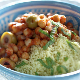 Couscous met kruidige kikkererwtensaus