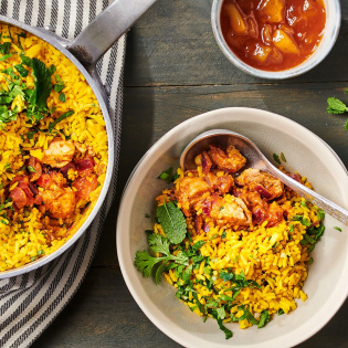 Kruidige kip-biryani met gele rijst en koriander