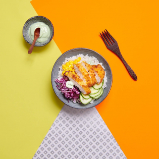 Crispy chicken poké bowl met Japanse wasabimayonaise